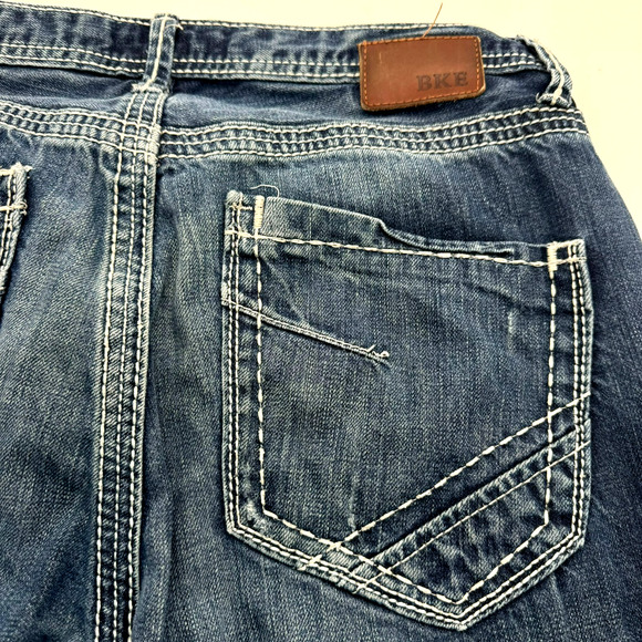 BKE DENIM Men's 33X28 Tyler Straight Blue Jeans Distressed Cowboy Buckle Short - Picture 8 of 11